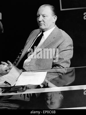 Deutscher Hörfunk- und Fernsehjournalist Peter von Zahn und sein Spiegelbild auf dem Schreibtisch, Ca. Anfang 1960er Jahre. G Stockfoto