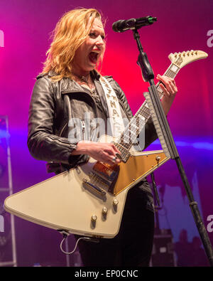 Somerset, Wisconsin, USA. 9. Mai 2015. Musiker LZZY HALE von Halestorm führt live auf der Bühne beim ersten nördlichen Invasion Music Festival "Weltweit lautesten Monat" im Somerset Amphitheater in Somerset, Wisconsin © Daniel DeSlover/ZUMA Draht/Alamy Live News Stockfoto