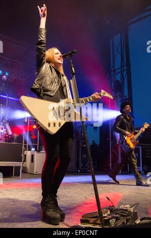 Somerset, Wisconsin, USA. 9. Mai 2015. Musiker LZZY HALE von Halestorm führt live auf der Bühne beim ersten nördlichen Invasion Music Festival "Weltweit lautesten Monat" im Somerset Amphitheater in Somerset, Wisconsin © Daniel DeSlover/ZUMA Draht/Alamy Live News Stockfoto
