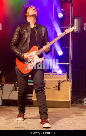 Somerset, Wisconsin, USA. 9. Mai 2015. Gitarrist JOE HOTTINGER von Halestorm führt live auf der Bühne beim ersten nördlichen Invasion Music Festival "Weltweit lautesten Monat" im Somerset Amphitheater in Somerset, Wisconsin © Daniel DeSlover/ZUMA Draht/Alamy Live News Stockfoto