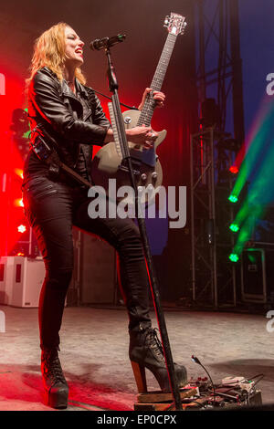 Somerset, Wisconsin, USA. 9. Mai 2015. Musiker LZZY HALE von Halestorm führt live auf der Bühne beim ersten nördlichen Invasion Music Festival "Weltweit lautesten Monat" im Somerset Amphitheater in Somerset, Wisconsin © Daniel DeSlover/ZUMA Draht/Alamy Live News Stockfoto