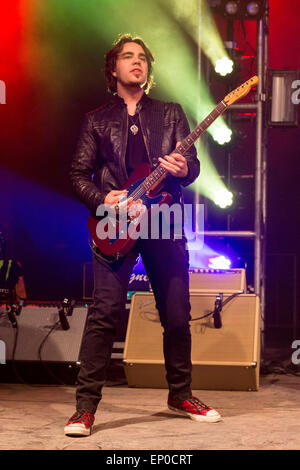 Somerset, Wisconsin, USA. 9. Mai 2015. Gitarrist JOE HOTTINGER von Halestorm führt live auf der Bühne beim ersten nördlichen Invasion Music Festival "Weltweit lautesten Monat" im Somerset Amphitheater in Somerset, Wisconsin © Daniel DeSlover/ZUMA Draht/Alamy Live News Stockfoto