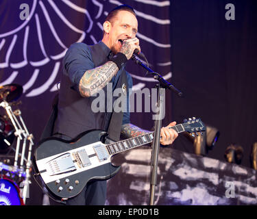 Somerset, Wisconsin, USA. 9. Mai 2015. Musiker MICHAEL POULSEN von Volbeat führt live auf der Bühne beim ersten nördlichen Invasion Music Festival "Weltweit lautesten Monat" im Somerset Amphitheater in Somerset, Wisconsin © Daniel DeSlover/ZUMA Draht/Alamy Live News Stockfoto