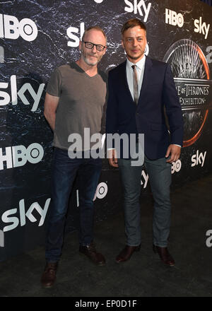 Berlin, Deutschland. 12. Mai 2015. Irischer Schauspieler Liam Cunningham (L) und deutsche Schauspieler Tom Wlaschiha Pose während der Pre-opening Event der Ausstellung des US-Fernsehens zeigen "Game of Thrones" in der Arena in Berlin, Deutschland, 12. Mai 2015. Foto: Jens Kalaene/Dpa/Alamy Live News Stockfoto