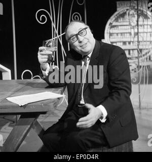 Deutscher Komiker und Wortspieler Heinz Erhardt mit einem Glas Wein, Anfang 1960er Jahre. Deutsche Komiker und Meister der Wortspiel, Stockfoto