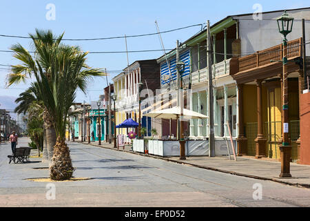 Typischen Holzhäusern entlang Baquedano Flaniermeile im Zentrum Stadt in Iquique, Chile Stockfoto