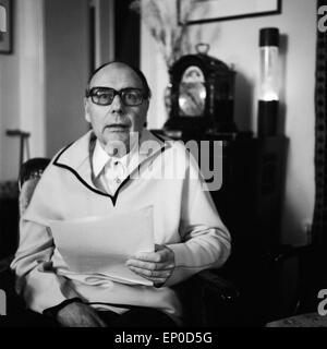 Deutscher Komiker und Wortspieler Heinz Erhardt in seinem Haus in Hamburg, Anfang 1970er Jahre. Deutsche Komiker und Meister der Stockfoto