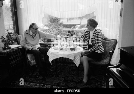Deutscher Komiker und Wortspieler Heinz Erhardt mit seiner Frau Gilda bei einer Tasse Kaffee in seinem Haus in Hamburg, Anfan Stockfoto