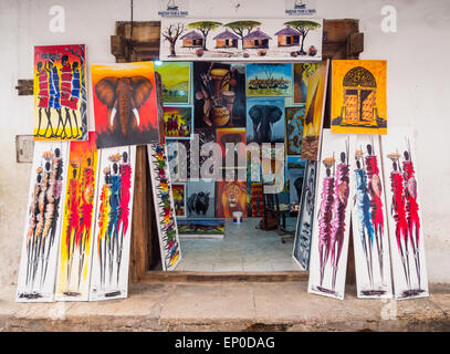 Speichern Sie verkaufen bunte Tingatinga (Tinga Tinga) Gemälde als Souvenirs für Touristen in Stone Town, Sansibar, Tansania, Afrika. Stockfoto