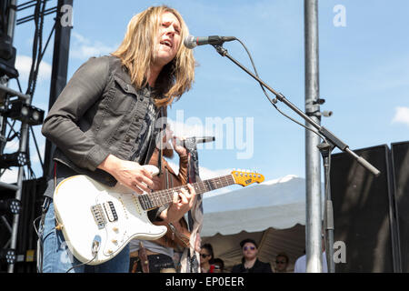 Somerset, Wisconsin, USA. 9. Mai 2015. Gitarrist JEFF GEORGE wir sind Hure führt live auf der Bühne beim ersten nördlichen Invasion Music Festival "Weltweit lautesten Monat" im Somerset Amphitheater in Somerset, Wisconsin © Daniel DeSlover/ZUMA Draht/Alamy Live News Stockfoto