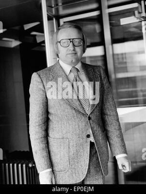 Der Sprecher der ARD-Tagesschau, Werner Veigel, ca. Ende 1970er Jahre. Deutsche Nachrichtensprecherin Werner Veigel, Ende der 1970er Jahre. Stockfoto