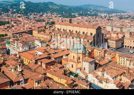 Bologna, Emilia-Romagna, Italien. Überblick über das historische Zentrum der Stadt und die Kirche von San Petronio, gegründet im Jahre 1390. Stockfoto