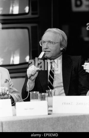 Der Tagesschau-Sprecher Werner Veigel als Moderator Eines Expertengesprächs bin 13.05.1981. Deutscher Nachrichtensprecher Werner Veigel m Stockfoto