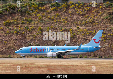 Ein Jetairfly Boeing 737-800 Flugzeug auf dem Boden in Funchal Flughafen, Madeira, Europa. Stockfoto