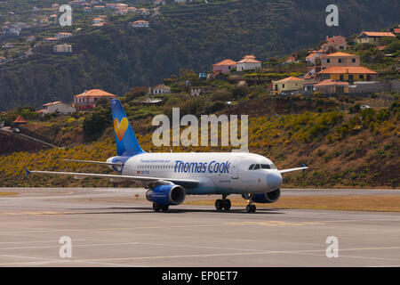 Eine Thomas Cook Airlines Flugzeug auf dem Boden in Funchal Flughafen, Madeira, Europa Stockfoto