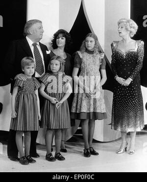 Der Niederländisch deutschen Showmaster Und Entertainer Lou van Burg Mit Seiner Frau Marianne Und Den Töchtern Yasmine, Angela un Stockfoto