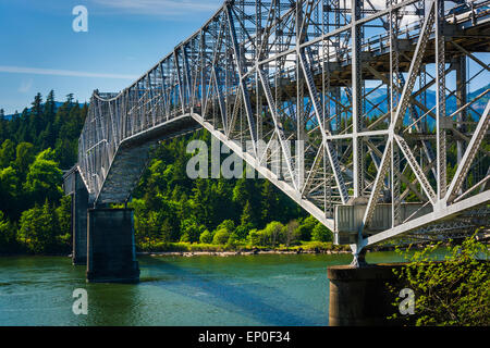 Die Brücke der Götter über den Columbia River, im Cascade Locks, Oregon. Stockfoto