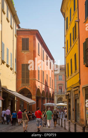 Bologna, Emilia-Romagna, Italien.  Szene in Via Zamboni, eine typische Straße in der Altstadt. Stockfoto