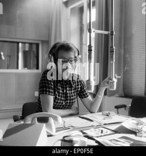 Die deutsche Journalistin und Autorin Wibke Bruhns im Hörfunkstudio, Ca. Ende 1960er Jahre. Deutscher Journalist und Autor Wibke Stockfoto