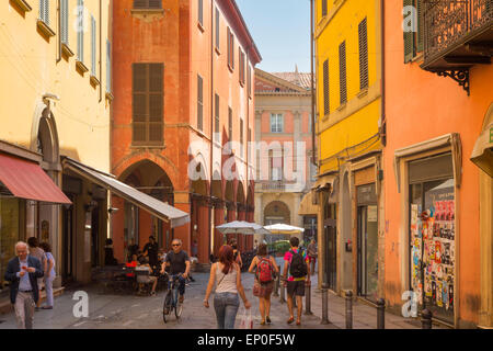 Bologna, Emilia-Romagna, Italien.  Szene in Via Zamboni, eine typische Straße in der Altstadt. Stockfoto