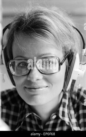 Die deutsche Journalistin und Autorin Wibke Bruhns in einem Hörfunkstudio, Ende 1960er Jahre. Deutscher Journalist und Autor Wibke Stockfoto