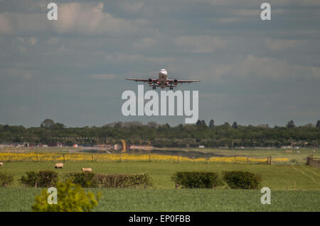 London Gatwick Flughafen, Surrey, Vereinigtes Königreich. 12. Mai 2015. Wetter: Easy Jet Airbus A320 zieht über die Landschaft. Bildnachweis: David Burr/Alamy Live-Nachrichten Stockfoto