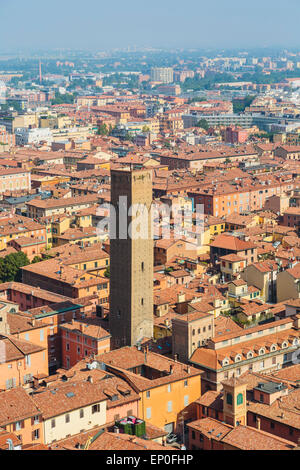 Bologna, Emilia-Romagna, Italien.  Blick vom Torre Asinelli nach Torre Prendiparte und das historische Zentrum der Stadt. Stockfoto