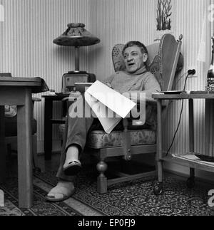 Deutscher Wis und Hörspielsprecher Joseph Offenbach in seinem Wohnzimmer, Anfang 1960er Jahre. Deutsche Schauspieler und Audi Stockfoto