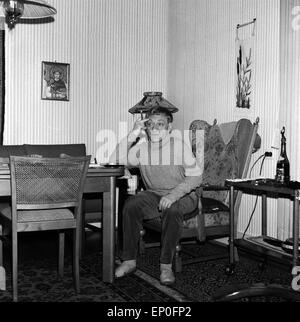 Deutscher Wis und Hörspielsprecher Joseph Offenbach in seinem Wohnzimmer, Anfang 1960er Jahre. Deutsche Schauspieler und Audi Stockfoto