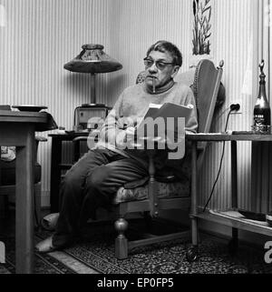 Deutscher Wis und Hörspielsprecher Joseph Offenbach in seinem Wohnzimmer, Anfang 1960er Jahre. Deutsche Schauspieler und Audi Stockfoto