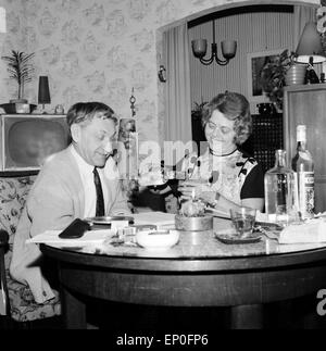 Deutscher Wis und Hörspielsprecher Joseph Offenbachmit Thunfischwadenfänger Frau trinken einen Schnaps, Anfang 1960er Jahre. Germa Stockfoto