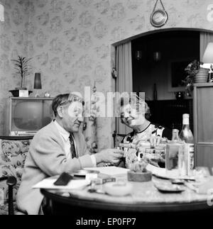 Deutscher Wis und Hörspielsprecher Joseph Offenbachmit Thunfischwadenfänger Frau beim Kaffeetrinken, Anfang 1960er Jahre. Deutsche a Stockfoto