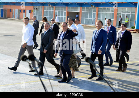 Havanna, Kuba. 12. Mai 2015. French President Francois Hollande (C), begleitet von seinen kubanischen Kollegen Raul Castro (2. L, vorn), "Wellenlinien" Hände auf seiner Abreise nach Haiti in der Jose Marti International Airport, Havanna, Kuba, am 12. Mai 2015. Der französische Präsident Francois Hollande hat einen historischen Besuch in Kuba am Montag, in dem er suchte, Beziehungen zu den Inselstaat zu stärken, durch die Stärkung der politischer und wirtschaftlicher Verbindungen. Bildnachweis: Ferval/Prensa Latina/Xinhua/Alamy Live-Nachrichten Stockfoto