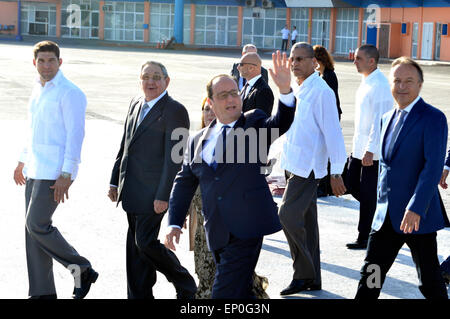 Havanna, Kuba. 12. Mai 2015. French President Francois Hollande (C), begleitet von seinen kubanischen Kollegen Raul Castro (2 L), "Wellenlinien" Hände auf seiner Abreise nach Haiti in der Jose Marti International Airport, Havanna, Kuba, am 12. Mai 2015. Der französische Präsident Francois Hollande hat einen historischen Besuch in Kuba am Montag, in dem er suchte, Beziehungen zu den Inselstaat zu stärken, durch die Stärkung der politischer und wirtschaftlicher Verbindungen. Bildnachweis: Ferval/Prensa Latina/Xinhua/Alamy Live-Nachrichten Stockfoto