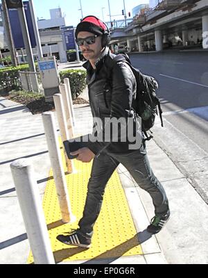 James Franco kommt am Los Angeles International Airport (LAX) tragen, was aussieht wie ein iPhone 6 Plus und ein iPad mit: James Franco wo: Los Angeles, California, Vereinigte Staaten von Amerika bei: 7. November 2014 Credit: WENN.com Stockfoto