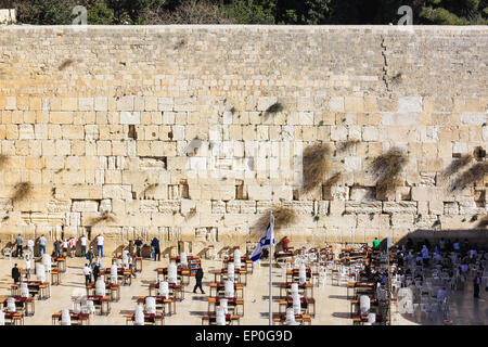 Klagemauer in Jerusalem, Israel. Gebet an der Klagemauer in der Altstadt, Schatten über dem Platz bewegen. Stockfoto