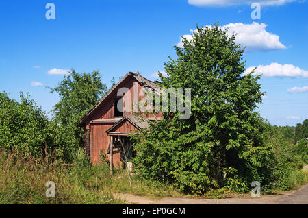 Dorfbild - vergessene rotes Haus. Stockfoto