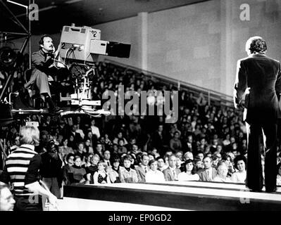 Der Spanische Sänger Julia Iglesias Sings Vor Dem Fachpublikum in der Neuen Stadthalle Hannover, ca. 1975. Spanische Sänger Julio Igle Stockfoto