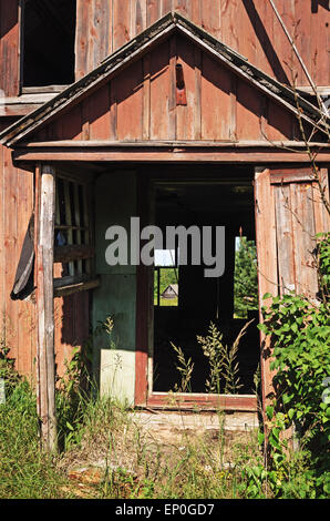 Dorf Landschaft - eingeben und Windows in vergessenen Haus. Stockfoto