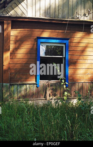 Dorfbild - Fenster in vergessenen Haus. Stockfoto