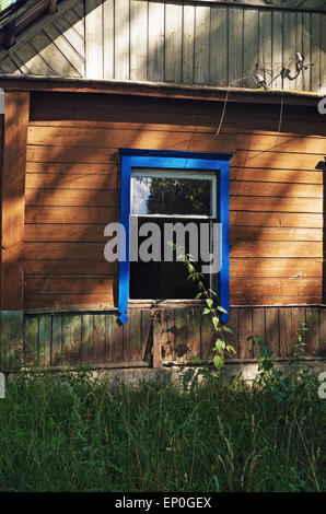 Dorfbild - Fenster in vergessenen Haus. Stockfoto