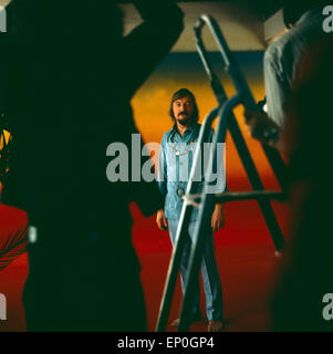 Deutscher Bandleader, Komponist, Arrangeur und Musikproduzent James Last in der bekommt bei einem Fotoshooting, Mitte 19. Stockfoto