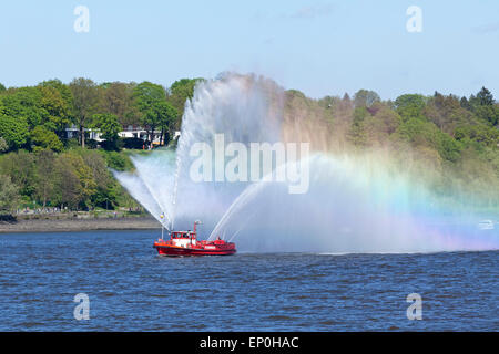 Feuerwehr-Boot auf Elbe während 826. Hafengeburtstag, Hamburg, Deutschland Stockfoto