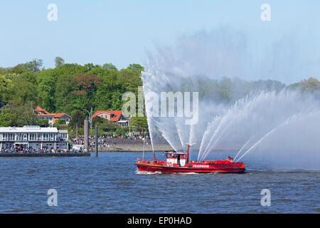 Feuerwehr-Boot auf Elbe während 826. Hafengeburtstag, Hamburg, Deutschland Stockfoto