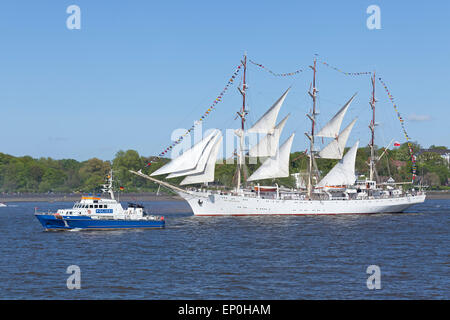 Segeln Schiff dar Mlodziezy´ auf Elbe während 826. Hafengeburtstag, Hamburg, Deutschland Stockfoto