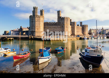 Caernarfon oder Carnarvon oder Caernarvon, Gwynedd, Wales, Vereinigtes Königreich. Caernarfon Castle auf der anderen Seite des Flusses Seiont gesehen. Es ist p Stockfoto