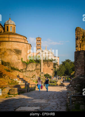 Rom, Italien.  Besucher flanieren auf dem Forum Romanum. Stockfoto