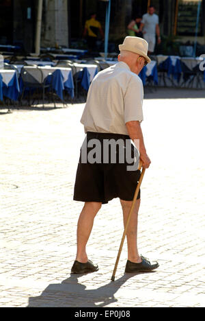 Alte Mann geht auf dem Marktplatz in Riva Italien Europa Stockfoto