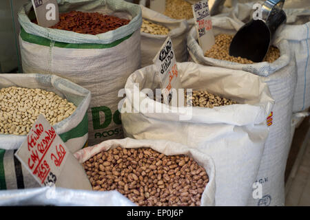 Säcke mit Nüssen und Hülsenfrüchten in einem Geschäft in Lissabon Portugal Stockfoto