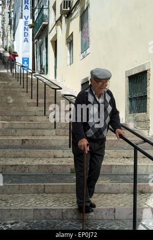 Alter Mann hinunter Schritte in Lissabon Portugal Stockfoto